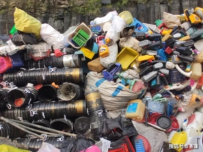 环境局严管工业固废存放，废旧塑料回收加工需合规，违者最低罚10万或拘留